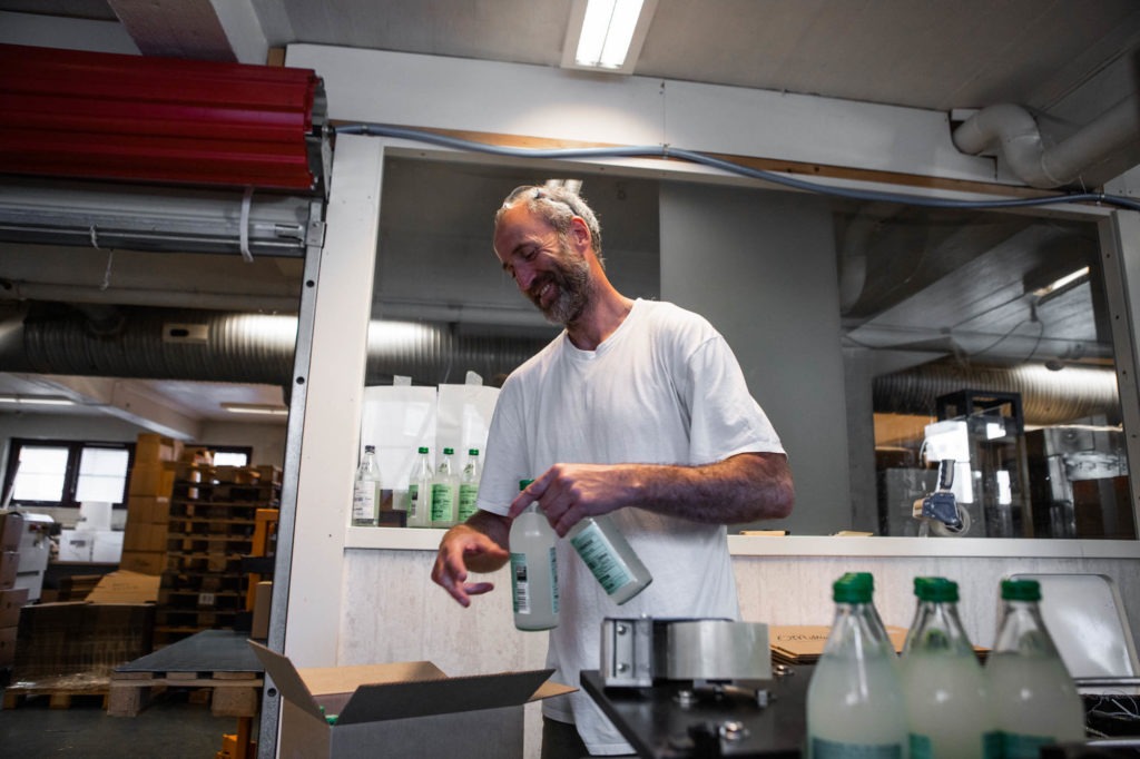 Jarle Hollerud, co-founder of Tøyencola is busy at work producing thousands of soft drinks every day.
